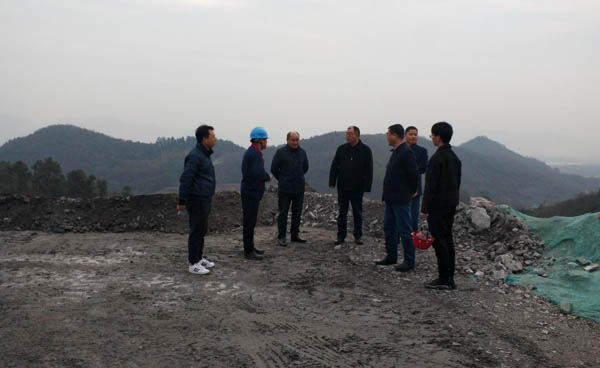 集團(tuán)公司黨委副書記、總經(jīng)理龔華東到矸石項(xiàng)目部視察 